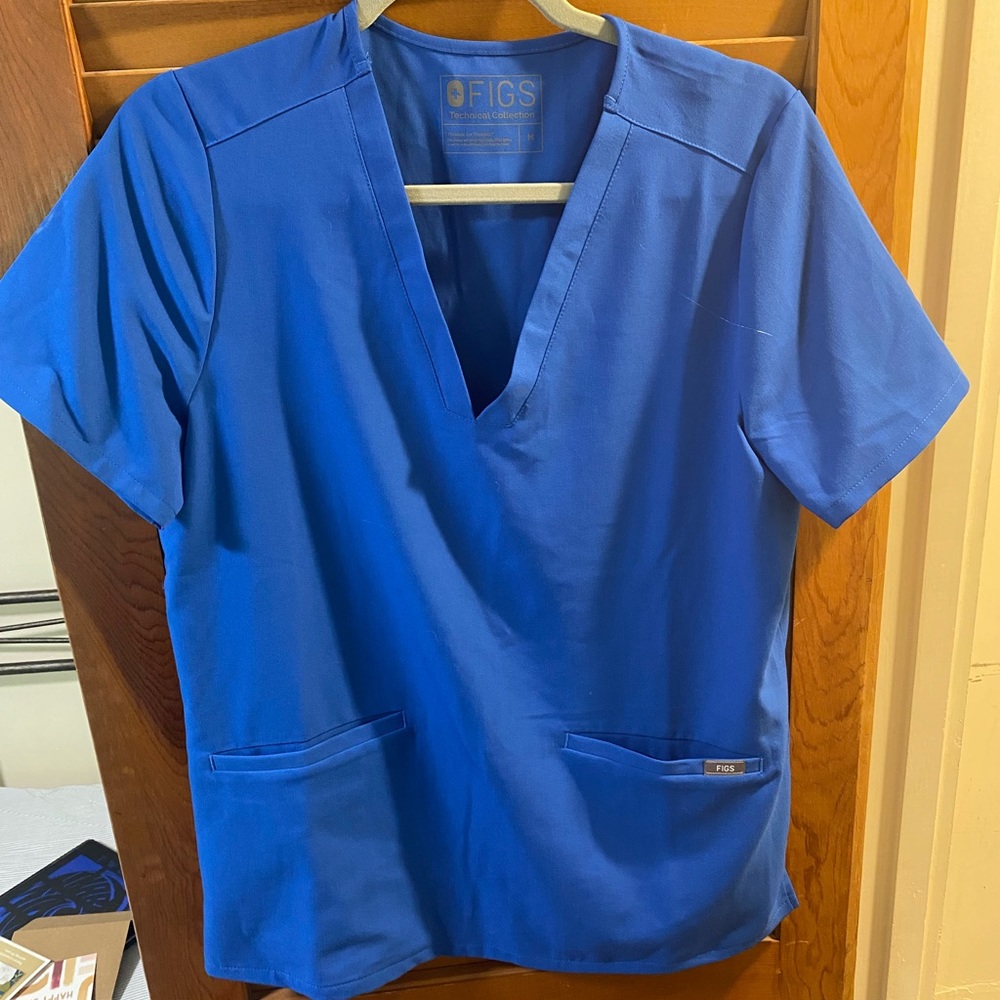 Royal blue Figs Casma™ Three-Pocket Scrub Top